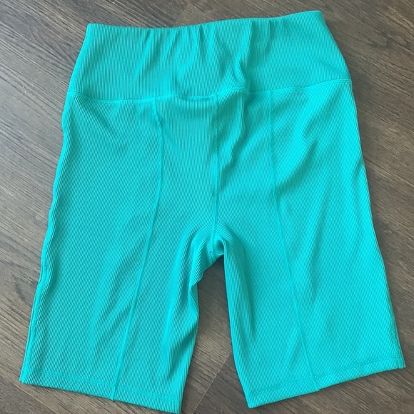 Live Well Active green ribbed athleisure bike shorts size M - Picture 3 of 3